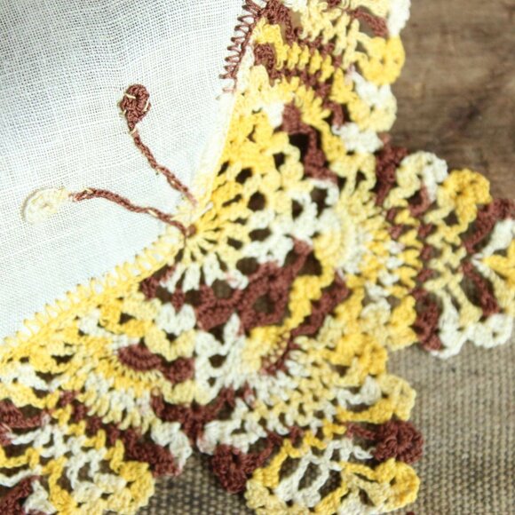 Vintage 1960s Handkerchief, Crochet Butterfly And Pale Yellow Linen Hankie - Picture 5 of 10